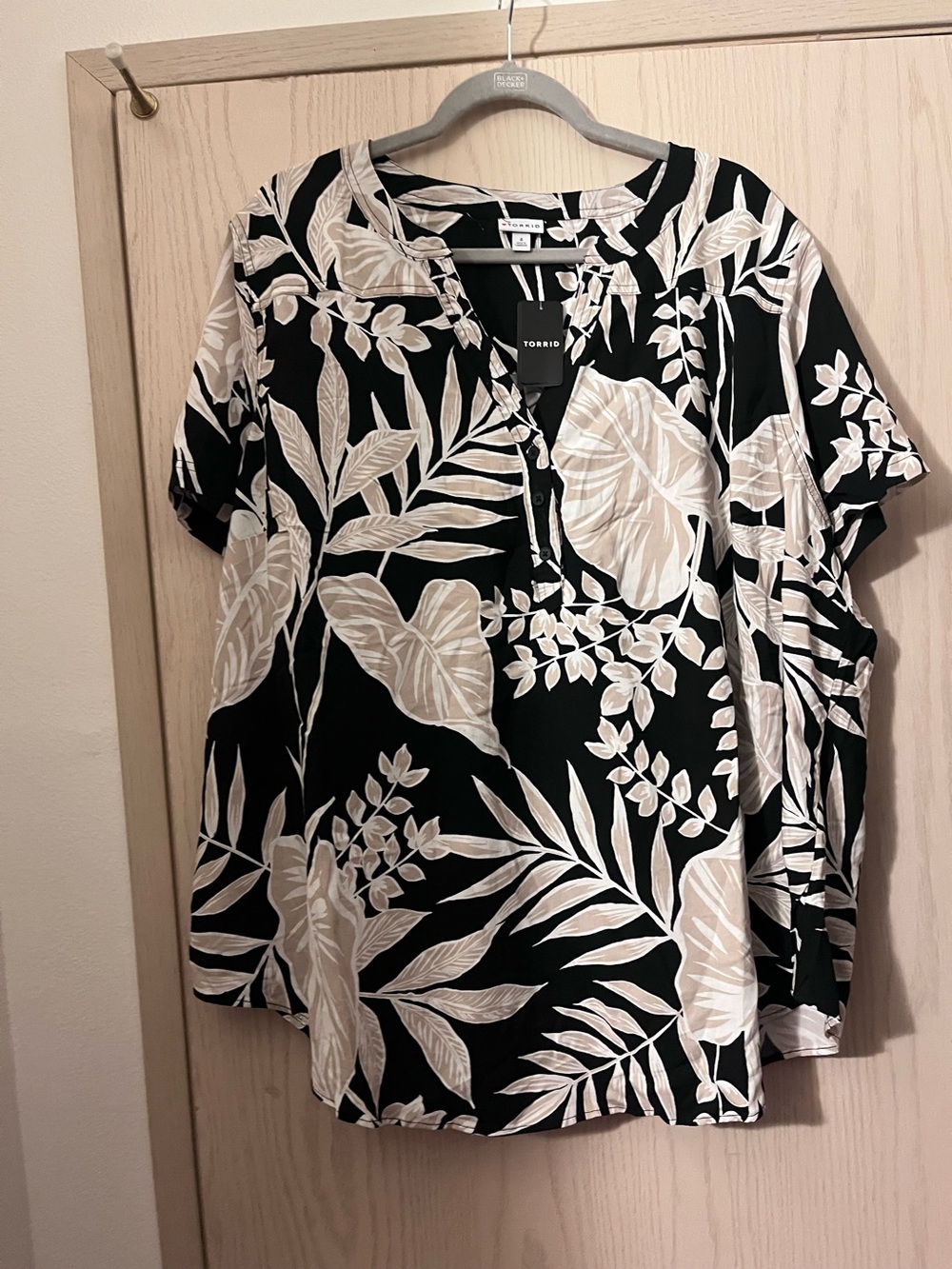 torrid Black & Cream Tropical Leaf V-Neck Tunic